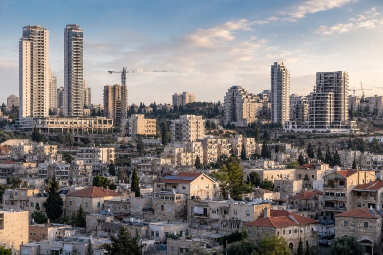 קו הרקיע של ירושלים עם בנייני מגורים חדשים לצד שכונות ותיקות, על רקע פעילות ענפה בשוק הנדל"ן בעיר