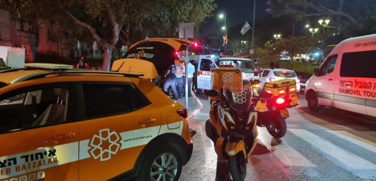 כוחות רפואה והצלה בזירת אירוע אלימות בלוד, לצד ניידות חירום וצוותים רפואיים המטפלים בפצועים