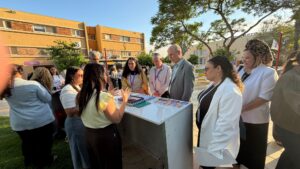 מחנכות מדרום הארץ מציגות משחקים חינוכיים שפיתחו לחיזוק החוסן האישי והחברתי של תלמידים במסגרת יריד אקספו באקדמית חמדת