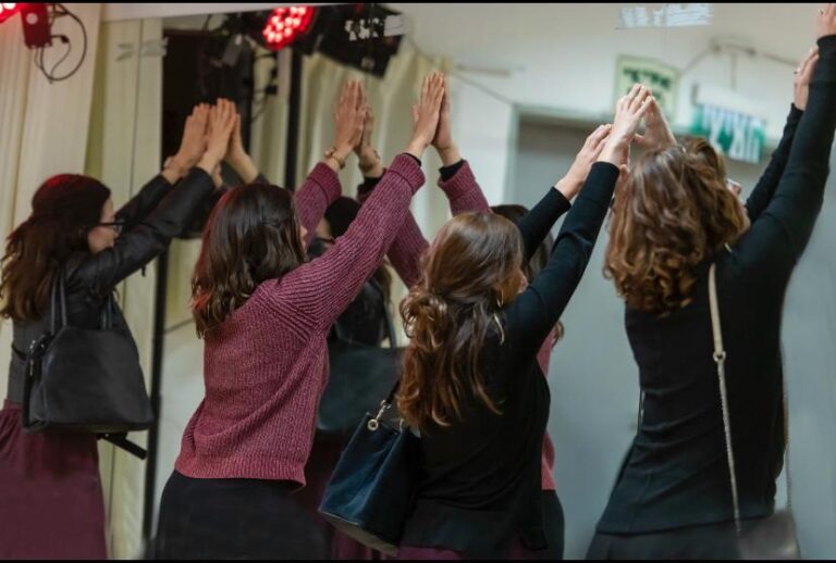 נשים משתתפות בסדנת תיאטרון קהילתי במתנ״ס חב״ד בלוד, במהלך חזרות ופעילות יצירתית משותפת