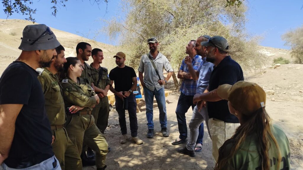 מטיילים לצד בריכות הורדוס בבקעת הירדן, באתר הטבע והמורשת שצפוי לעבור עבודות שיקום ופיתוח בהשקעה של מיליוני שקלים