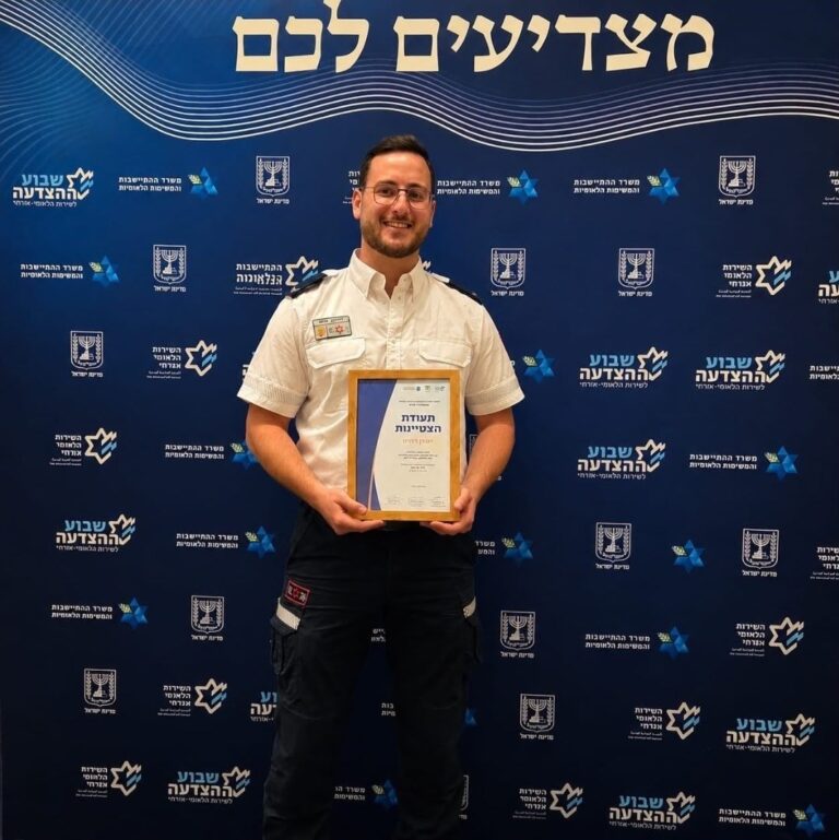 יהונתן חייט, מתנדב מד"א מנתניה, מקבל אות הצטיינות בטקס ההצדעה למשרתי השירות הלאומי־אזרחי בירושלים