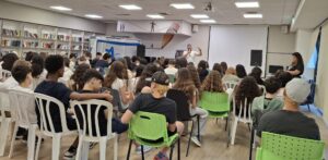 תלמידי חטיבה ותיכון בגבעת שמואל משתתפים בפעילות אינטראקטיבית בנושא קבלת החלטות, לחץ חברתי ובטיחות לקראת החופש הגדול