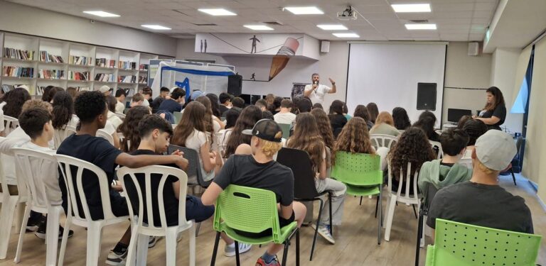 תלמידי חטיבה ותיכון בגבעת שמואל משתתפים בפעילות אינטראקטיבית בנושא קבלת החלטות, לחץ חברתי ובטיחות לקראת החופש הגדול