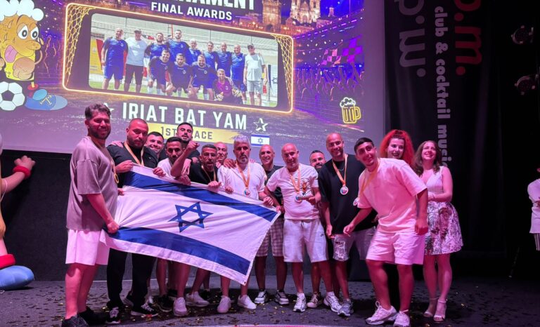 שחקני נבחרת הכדורגל של עובדי עיריית בת־ים מניפים את גביע אליפות אירופה למקומות עבודה לאחר הזכייה בטורניר בפראג