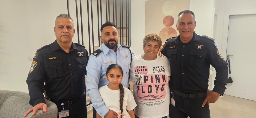 אביתר אדרי מקבל את דרגת רב־פקד בבית משפחת אדרי באופקים, לצד בכירי מחוז דרום של משטרת ישראל