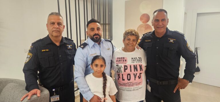 אביתר אדרי מקבל את דרגת רב־פקד בבית משפחת אדרי באופקים, לצד בכירי מחוז דרום של משטרת ישראל