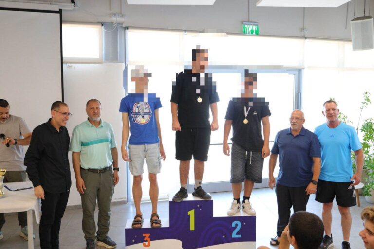תלמידי החינוך המיוחד מאשקלון חותרים בקיאקים במהלך האליפות העירונית שנערכה בבית הספר לחינוך ולספורט ימי