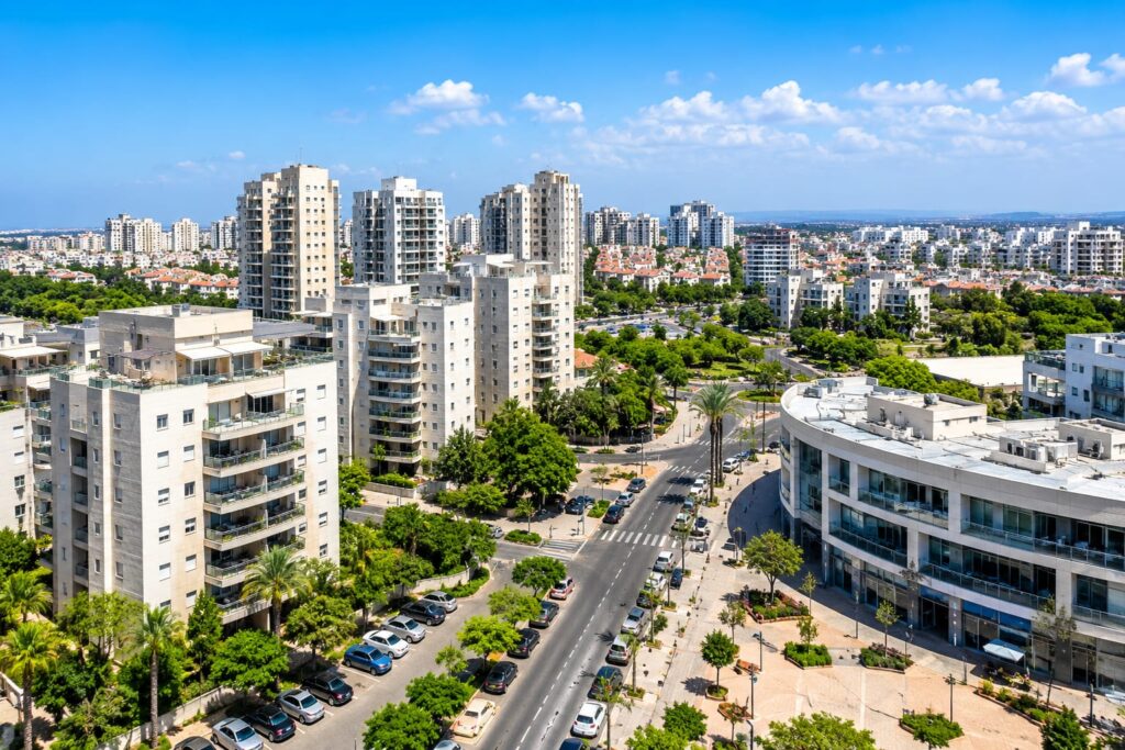 בנייני מגורים בנס ציונה לצד מבני מסחר, על רקע הדיון הצפוי בעדכון תעריפי הארנונה לשנת 2027