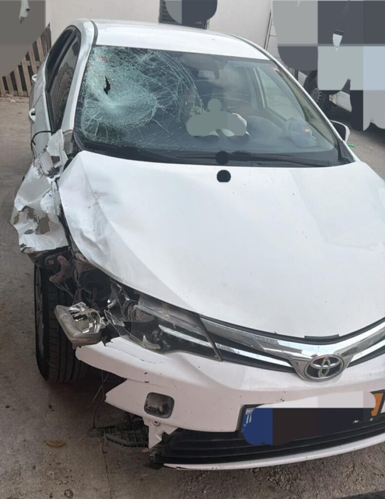 ניידות משטרה ובוחני תנועה בזירת תאונת דרכים בכביש 44 סמוך לבית דגן, לאחר האירוע הקטלני שבו נהרג רוכב קורקינט חשמלי