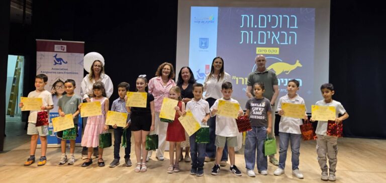 תלמידים מצטיינים מאשדוד מקבלים תעודות ופרסים בטקס עירוני לאחר הישגים בתחרות המתמטיקה הבינלאומית קנגורו