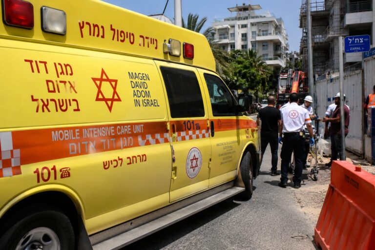 אמבולנס מד"א בזירת תאונת עבודה באשקלון