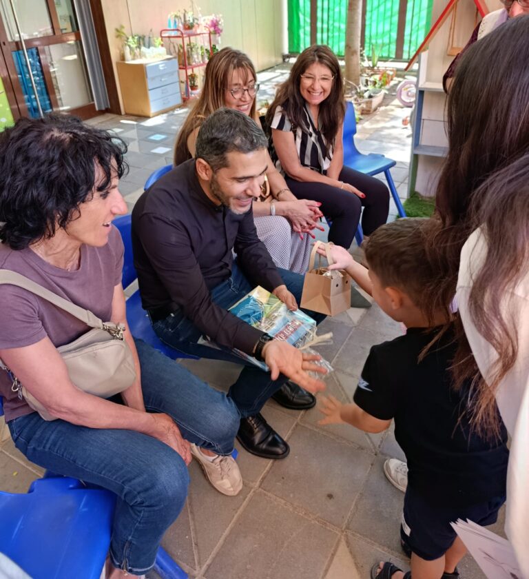 ילדי גן ביבנה במסגרת תכנית “פסיעות”, המחזקת מיומנויות רגשיות וחברתיות בגיל הרך.