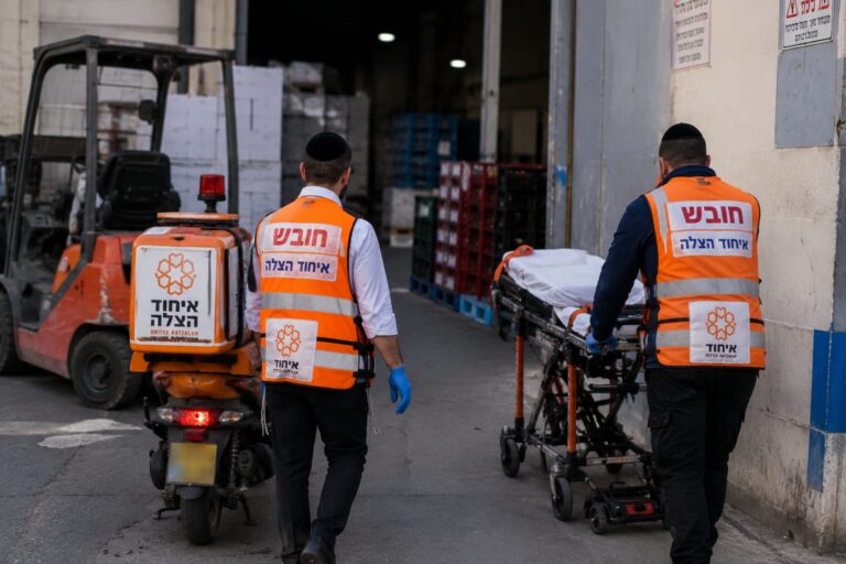 צוותי רפואה מעניקים טיפול לפועל שנפצע בתאונת עבודה במפעל בקריית מלאכי