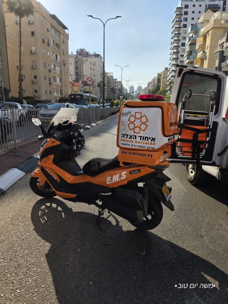 כוחות רפואה בזירת תאונת דרכים שבה נפגעו הולכי רגל בצומת עירוני בנתניה