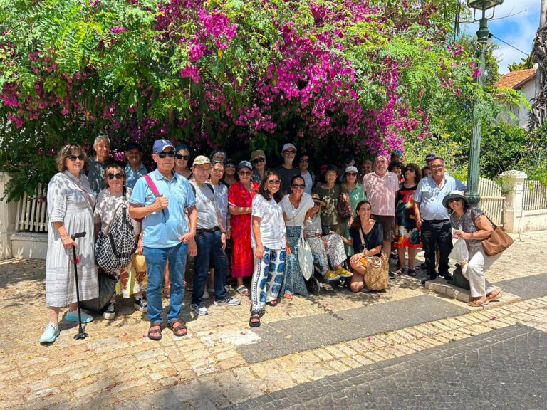 קבוצת עולים חדשים וותיקים מטיילת יחד ברחובות זכרון יעקב במסגרת פעילות קהילתית של עיריית גבעת שמואל.