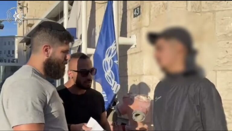 תיעוד מעצר אחד החשודים בפרשת יידוי החפצים מגג המלון בירושלים.