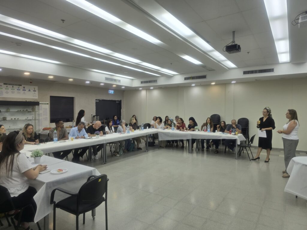 נציגי חינוך, רווחה ובני נוער משתתפים בדיון קבוצתי סביב שולחנות עגולים לקידום יוזמות קהילתיות לקראת הקיץ