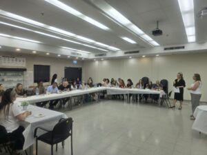 נציגי חינוך, רווחה ובני נוער משתתפים בדיון קבוצתי סביב שולחנות עגולים לקידום יוזמות קהילתיות לקראת הקיץ
