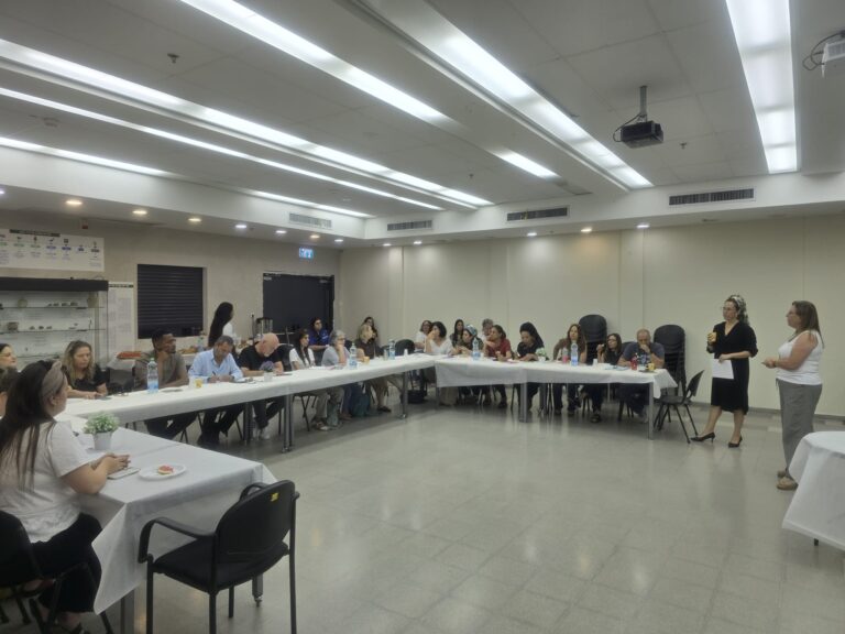 נציגי חינוך, רווחה ובני נוער משתתפים בדיון קבוצתי סביב שולחנות עגולים לקידום יוזמות קהילתיות לקראת הקיץ