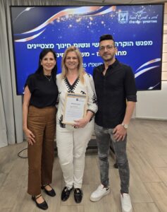 אורית יוסף מקבלת את אות מצטיינת מחוז מרכז של משרד החינוך בטקס הוקרה לאנשי חינוך מצטיינים