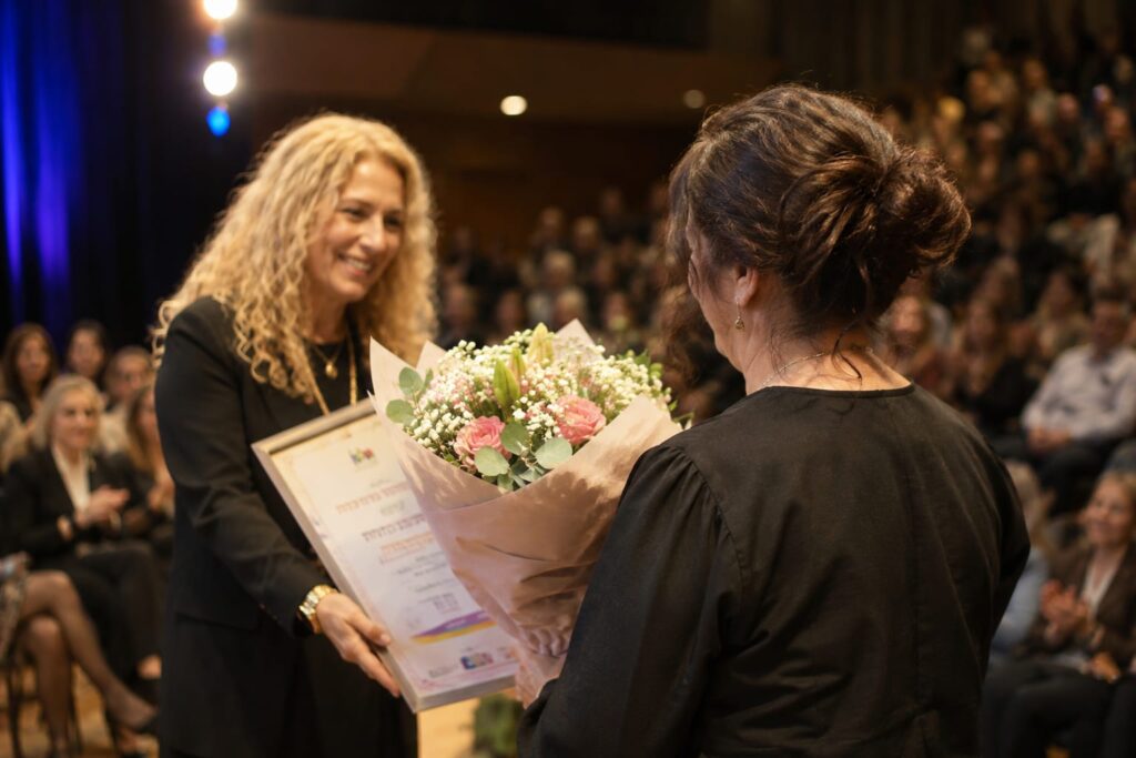 נשים מצטיינות מקבלות אותות הוקרה בטקס חגיגי של עיריית חולון על תרומתן לקהילה ולעשייה החברתית