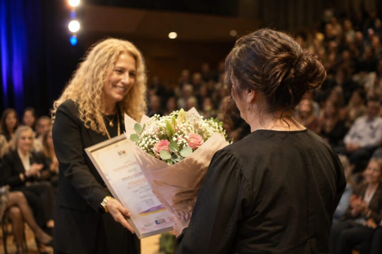 נשים מצטיינות מקבלות אותות הוקרה בטקס חגיגי של עיריית חולון על תרומתן לקהילה ולעשייה החברתית