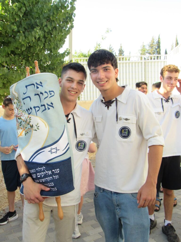תהלוכת הכנסת ספר תורה בשכונת ארנונה בירושלים בהשתתפות חניכים, משפחות ותושבי השכונה