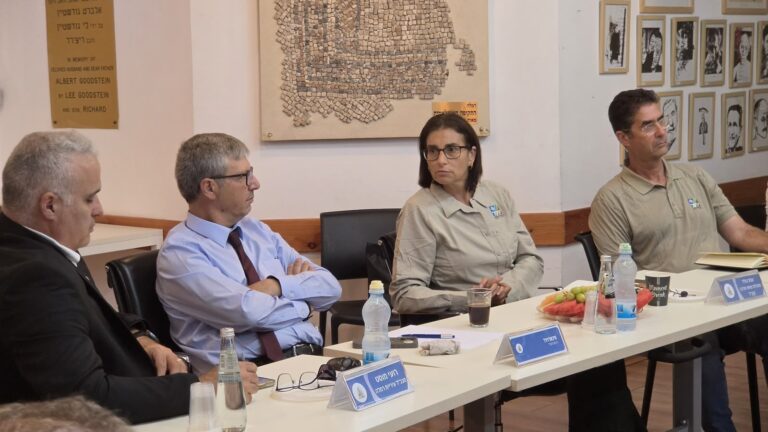 ראש עיריית רמלה ונציגי קק"ל בפגישת עבודה לקידום פרויקטים קהילתיים, חינוכיים וסביבתיים בעיר