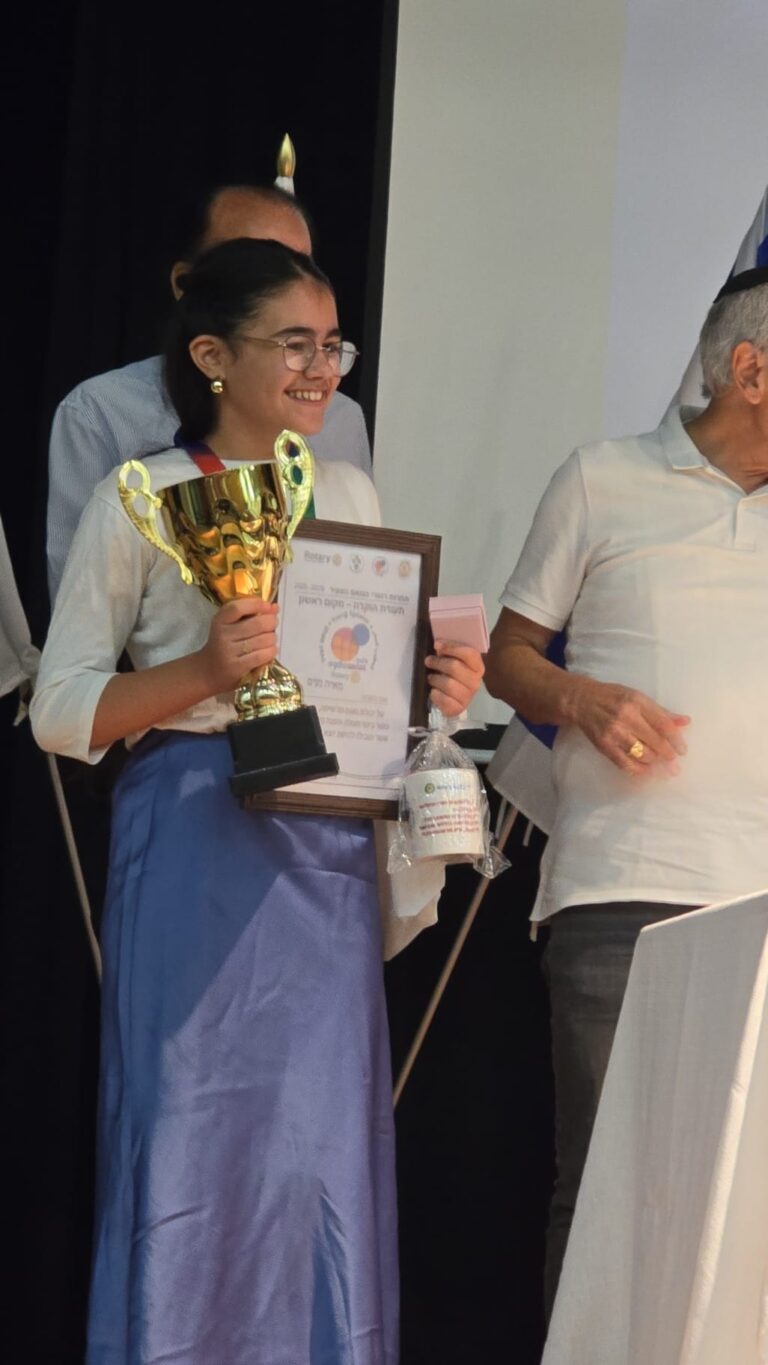 מאיה נעים, תלמידת בית הספר משואה בקריית גת, מקבלת את פרס המקום הראשון בתחרות "הנואם הצעיר" האזורית