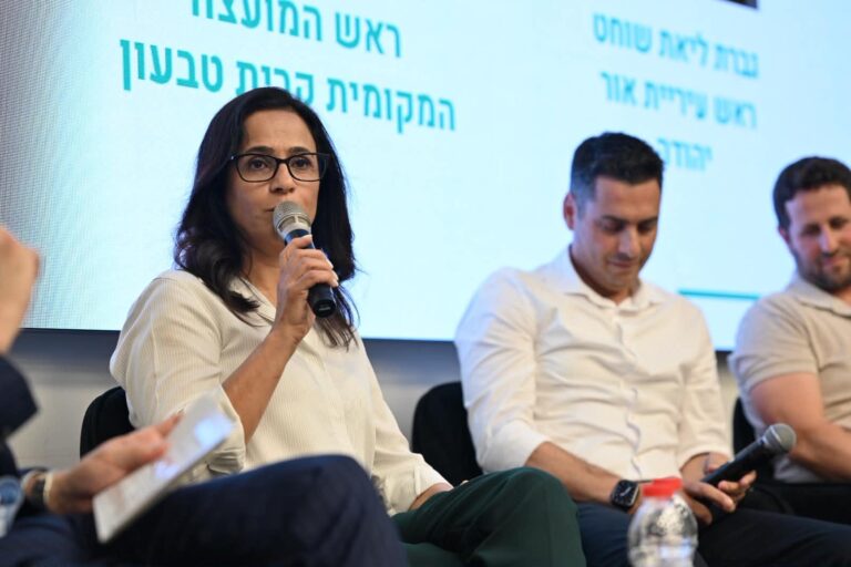 ראש עיריית אור יהודה ליאת שוחט מציגה בוועידת השלטון המקומי את התוכנית הכלכלית החדשה של העיר