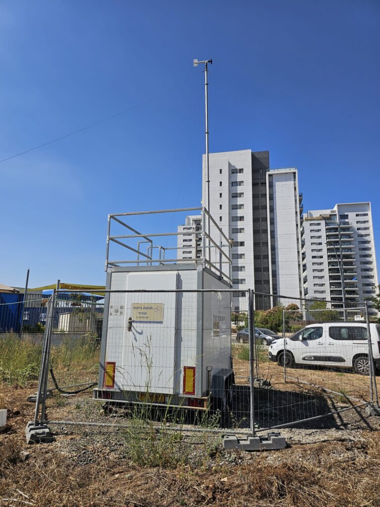 תחנת ניטור האוויר החדשה שהוצבה באזור מחלף קסם כחלק מהמאבק נגד הקמת תחנת הכוח המתוכננת