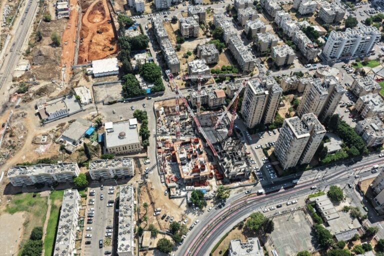 מנופים ואתרי בנייה פעילים לצד שכונות מגורים בלוד במסגרת פרויקטי ההתחדשות העירונית בעיר