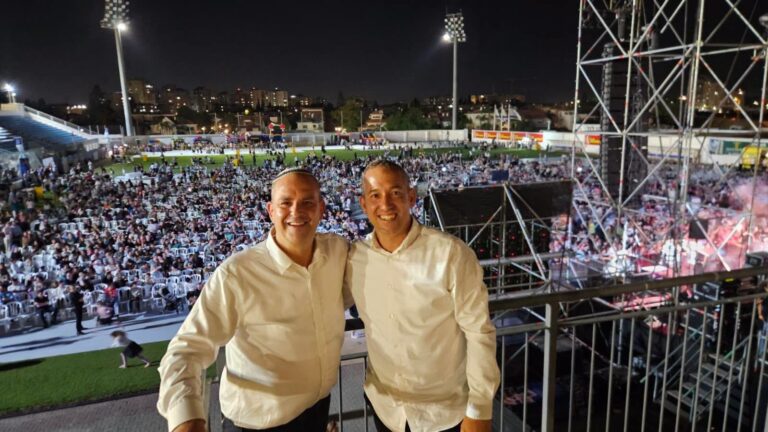אלפי תושבים באצטדיון העירוני בלוד במהלך אירוע לציון 30 שנה לפעילות קהילת הלודאים