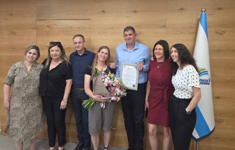 הגננת שמרית כהן מקבלת תעודת הוקרה בעיריית גבעת שמואל על פעילותה למען ילדים על הרצף האוטיסטי בזמן מבצע “שאגת הארי”.