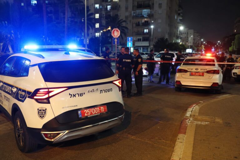ניידות משטרה וכוחות ביטחון בזירת אירוע באשדוד במהלך פעילות חקירה
