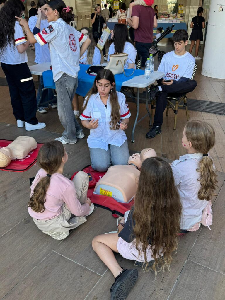אירוע יום המעשים הטובים בגני תקווה, עם פעילויות קהילתיות, תרומות דם ושיער וסדנאות לכל המשפחה