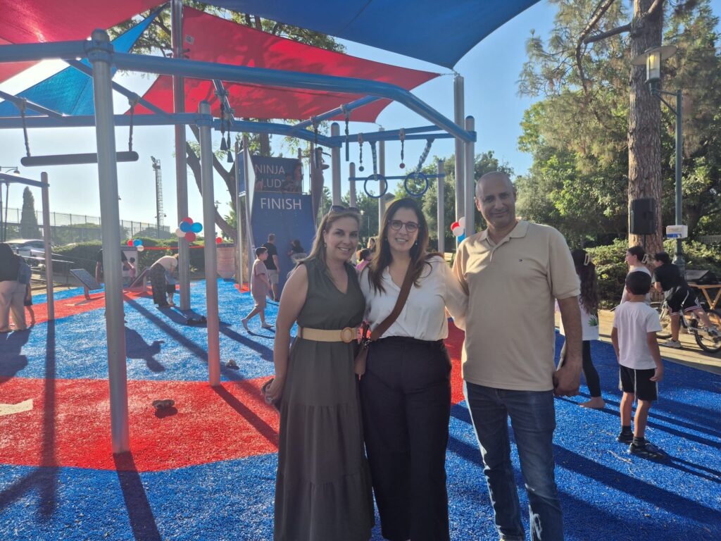 ילדים ומשפחות נהנים ממתקני הנינג'ה החדשים ומרחבי המשחק בפארק המחודש בגן הבנים בגדרה