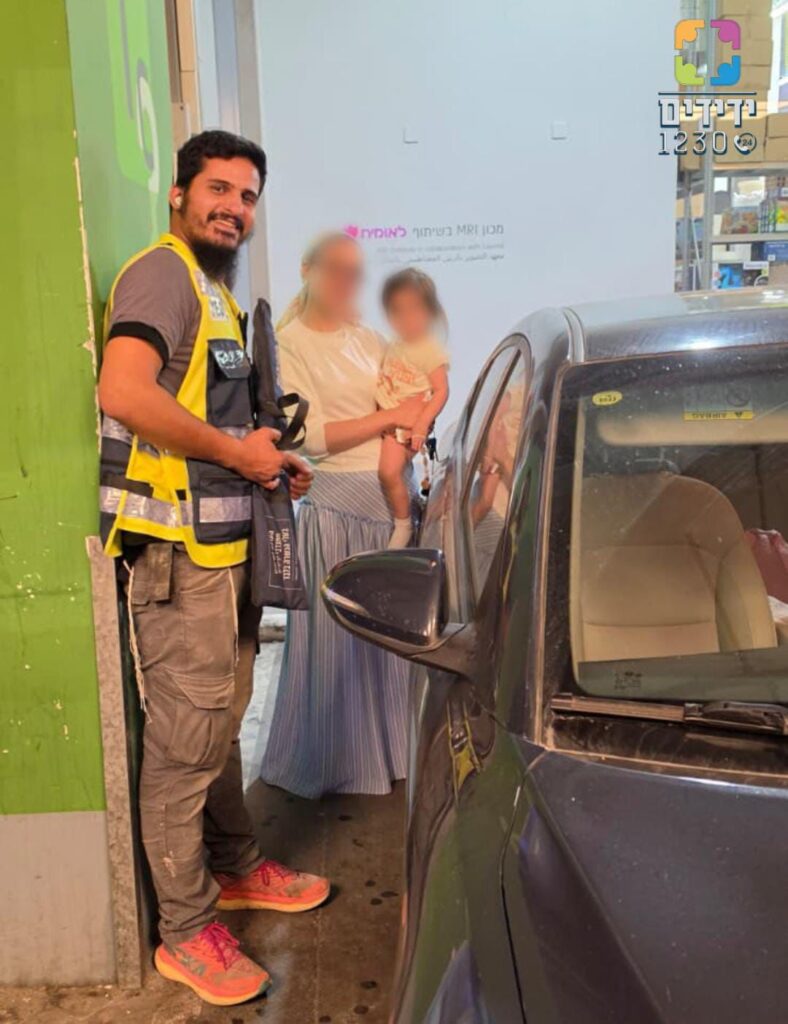 מתנדבי ידידים סמוך לרכב בחניון קניון ביג בבית שמש לאחר חילוץ פעוטה שננעלה ברכב