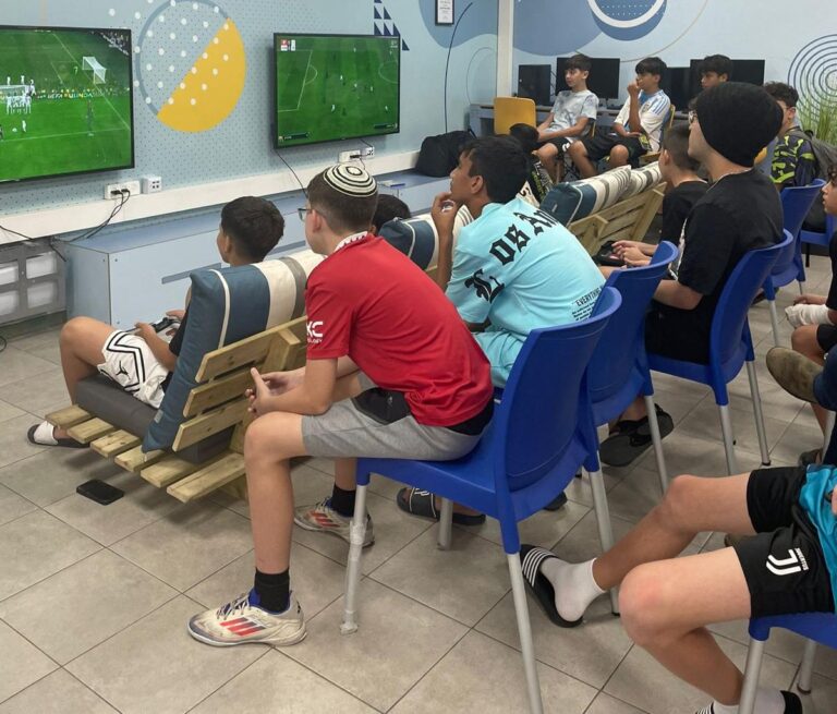 בני ובנות נוער משתתפים בפעילות קיץ עירונית ברחובות