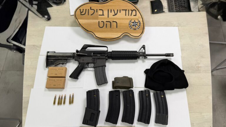 ארגזי תחמושת, נשק מסוג M16 ומחסניות שנתפסו במהלך פשיטת המשטרה ברהט
