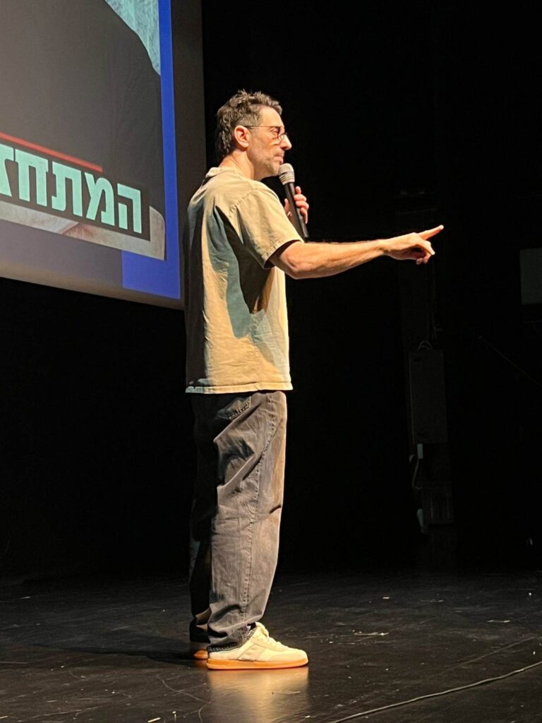 חיים אתגר בהרצאה באשקלון בנושא התחזויות וניסיונות עוקץ בפני מאות תושבים