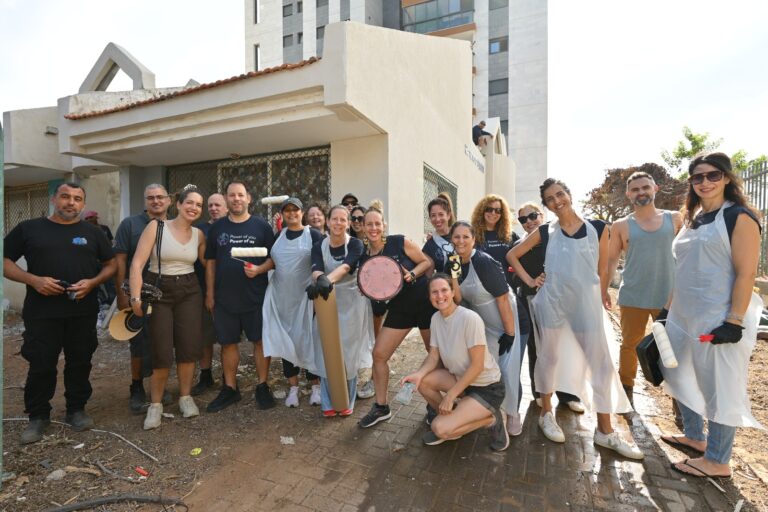 עובדי מדטרוניק צובעים ומשפצים את המרכז הקהילתי ברחוב נורוק בנתניה במהלך יום התנדבות