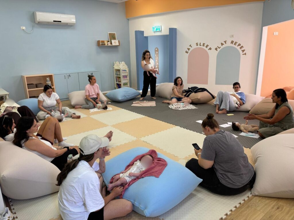 הורים טריים ותינוקות משתתפים באירוע Baby Ono בקריית אונו במסגרת מפגש קהילתי למשפחות צעירות