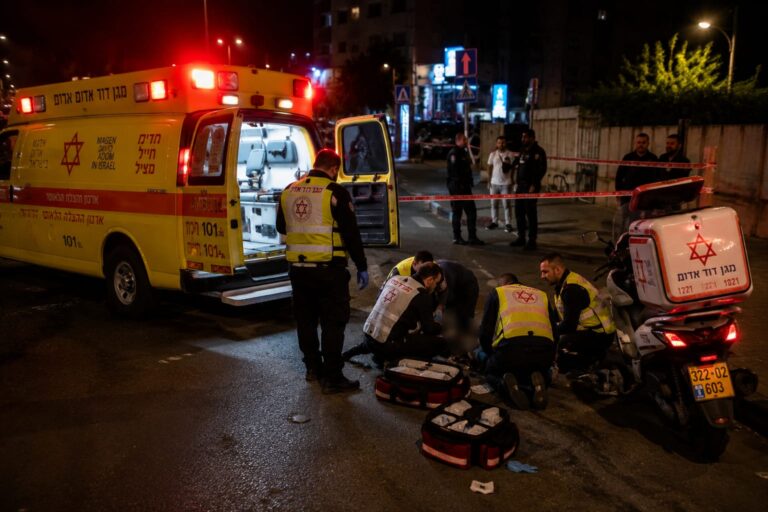 אמבולנס וצוותי מד"א בזירת אירוע אלימות בלילה