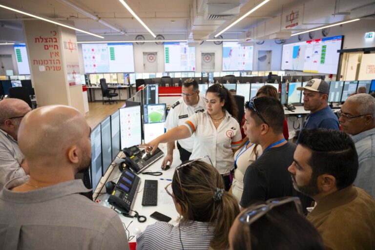 ראשי ערים מרחבי העולם מסיירים במתקן של מגן דוד אדום ברמל