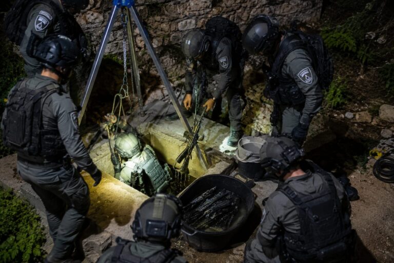 לוחמי מג"ב פועלים לחילוץ אמצעי לחימה מתוך בור מים במהלך פעילות מבצעית סמוך לירושלים