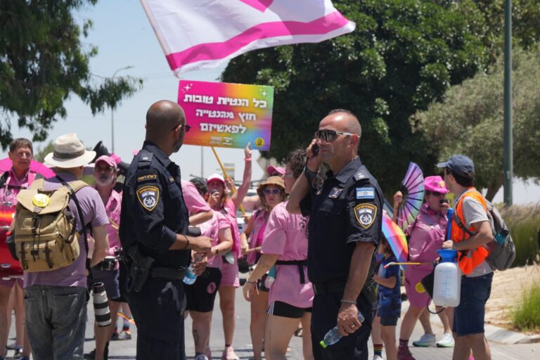 משתתפים במצעד הגאווה במצפה רמון בליווי כוחות משטרה לאורך מסלול התהלוכה