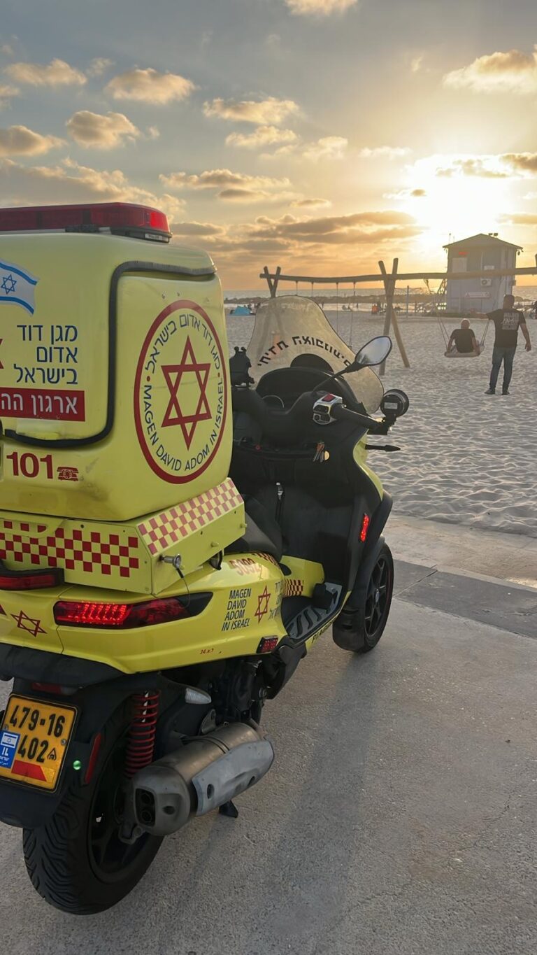 צוותי מד"א מעניקים טיפול רפואי סמוך לחוף דלילה באשקלון לאחר אירוע טביעה