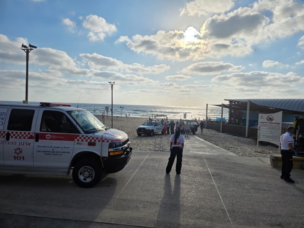כוחות ההצלה וצוותי מד"א פועלים בחוף ירושלים בראשון לציון לאחר חילוץ שני טובעים